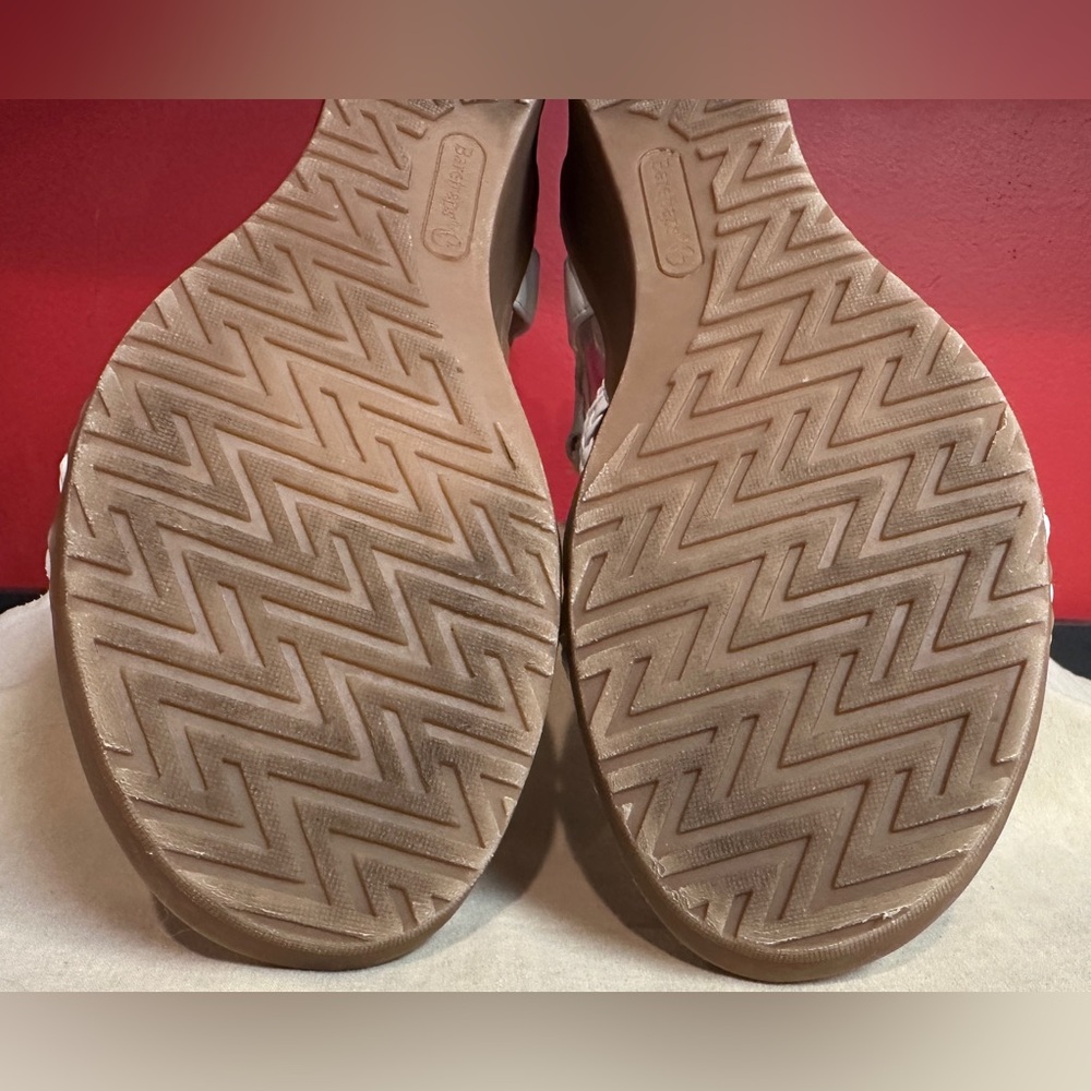 Baretraps Takara Wedge Strappy Sandals White Faux Leather Women’s Size 7.5M - Picture 12 of 13